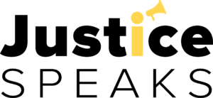 El logo de La Justicia Habla (Justice Speaks) en letras redondas y negras. La palabra "Justice" está en negrita y la "i" está en color amarillo representando el ícono de una persona, un megáfono amarillo que coincide con la letra está en la parte superior derecha de la letra "i". La palabra "SPEAKS" está en letras mayúsculas.